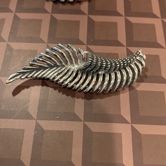 Five Silver Toned Brooches - Picture 4 of 11